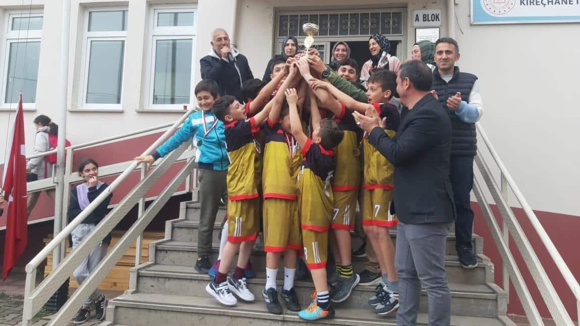 Ortahisar İl Milli Eğitim Müdürlüğü ve Ortahisar Belediyesi Tarafından Düzenlenen Futsal Turnuvasına Katılan Öğrencilerimiz Okula Kupa ve Madalyalar İle Döndüler 